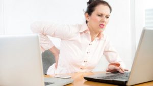 mal-di-schiena-ufficio-620x350